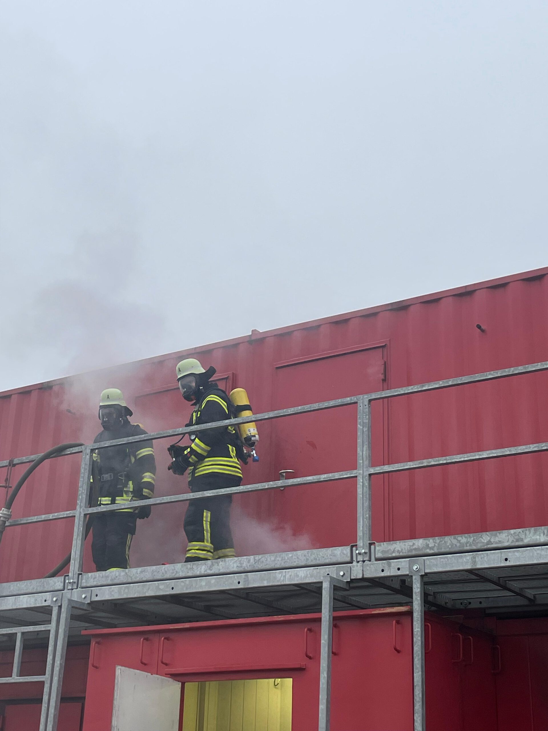 Einsatztraining im Brandcontainer: Feuer, Hitze & Teamwork