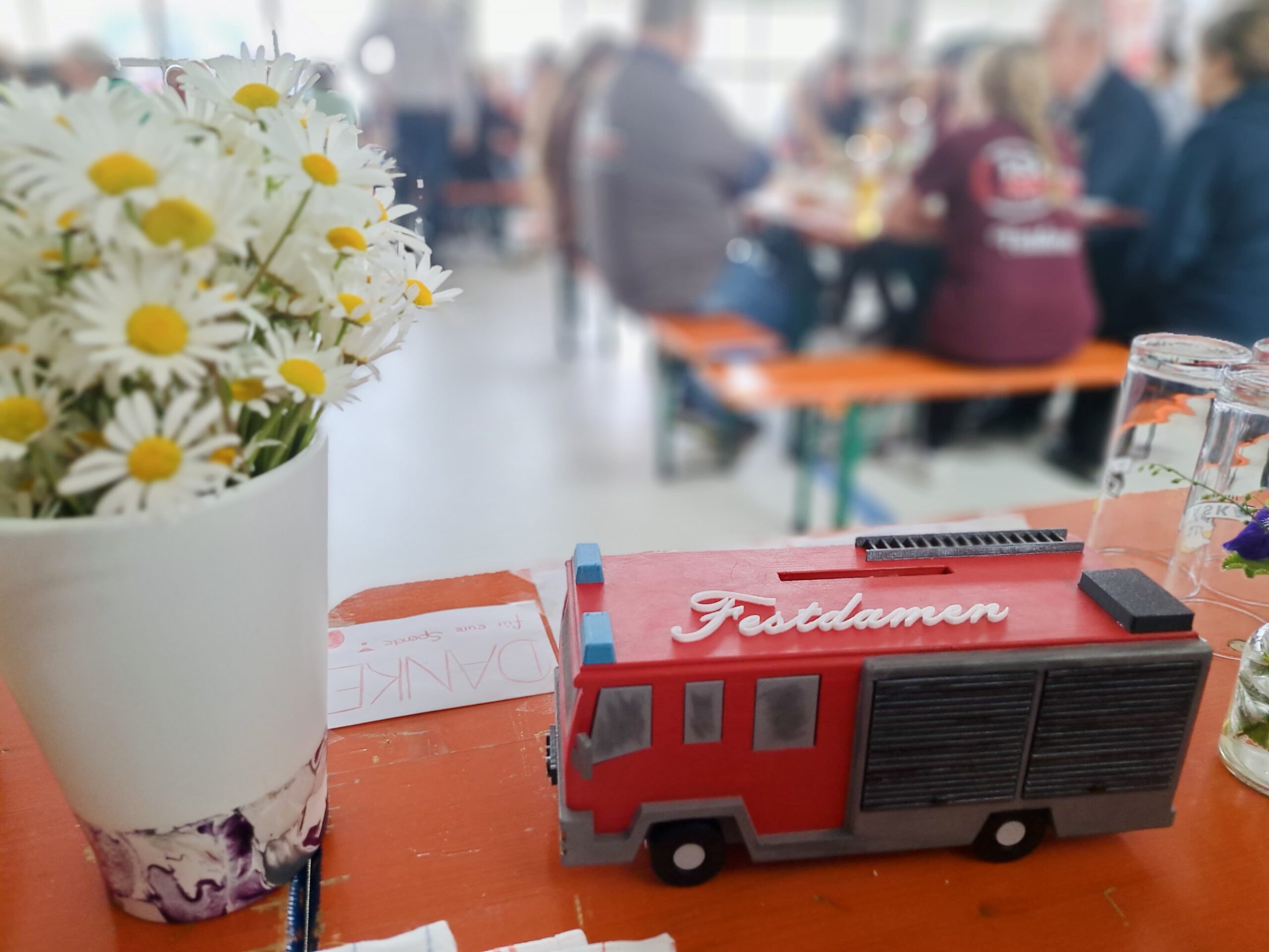 Festdamen organisieren Vatertagsfrühstück